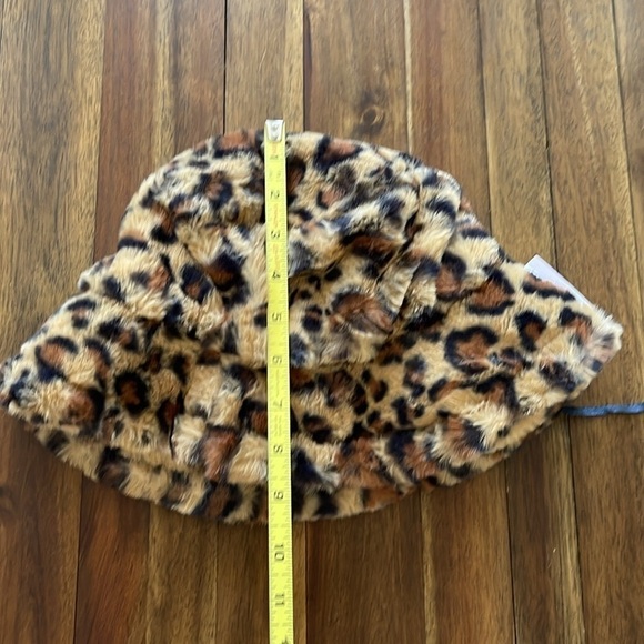 Jessica Simpson Women’s Adjustable-Fit Faux Fur Bucket Hat Leopard - Picture 7 of 7